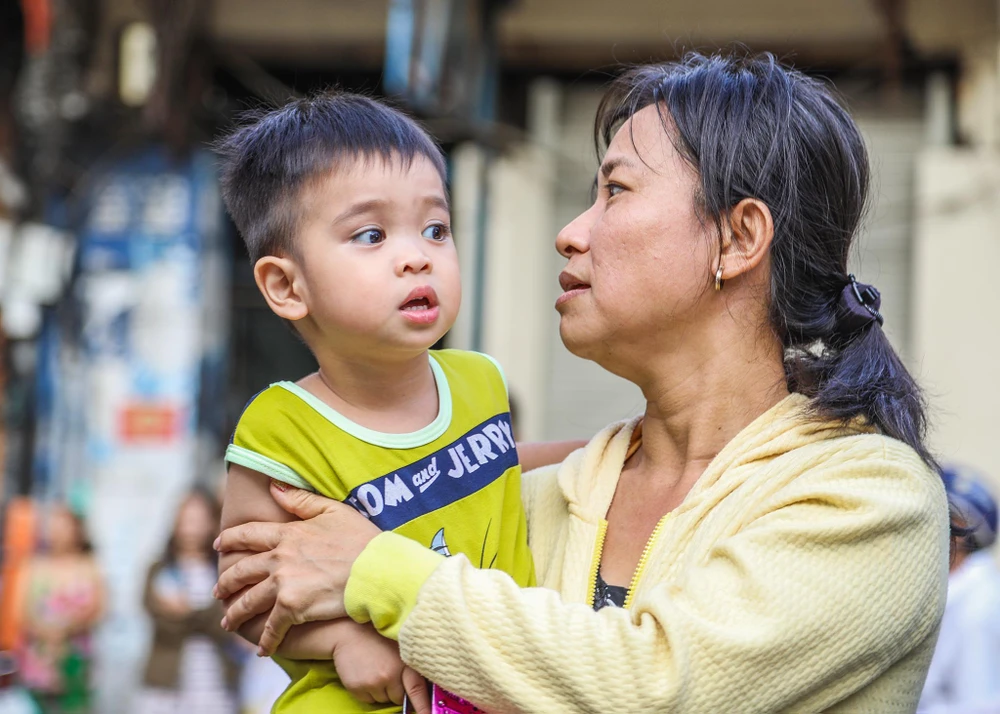 Phố người Hoa đông nghịt người trong Tết nguyên tiêu ảnh 9