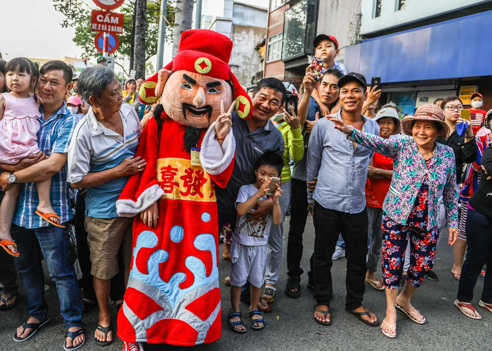 Phố người Hoa đông nghịt người trong Tết nguyên tiêu ảnh 13