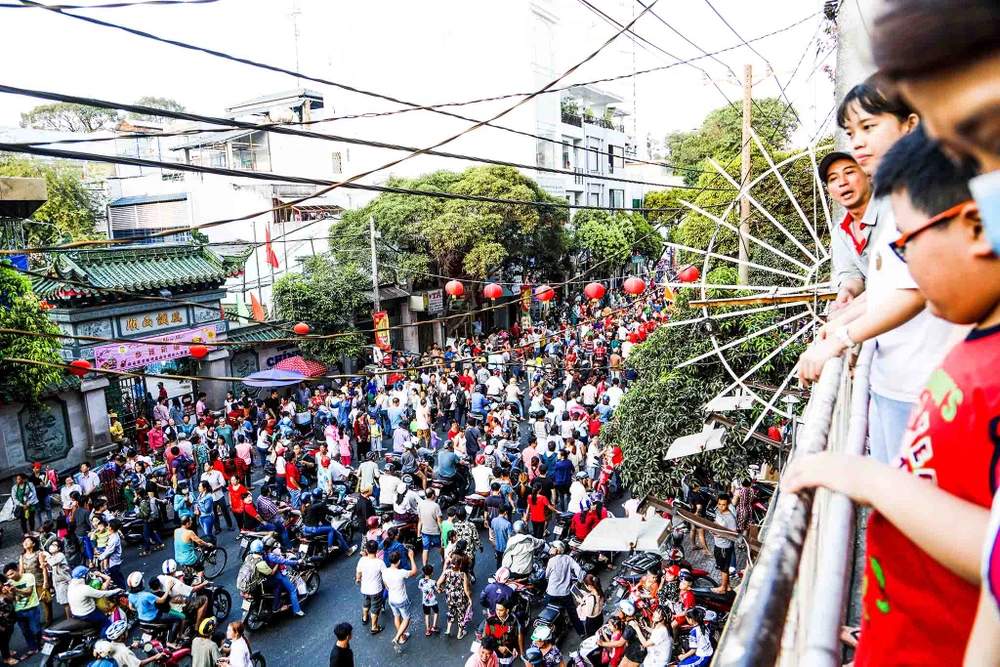 Phố người Hoa đông nghịt người trong Tết nguyên tiêu ảnh 1