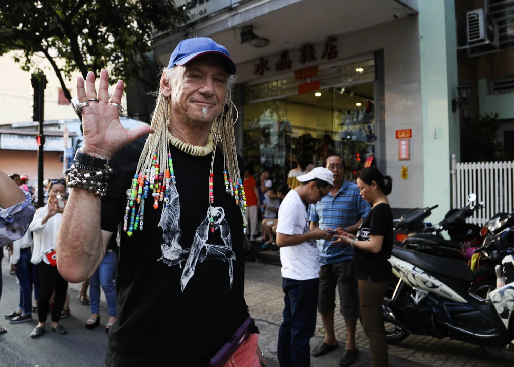 Phố người Hoa đông nghịt người trong Tết nguyên tiêu ảnh 14