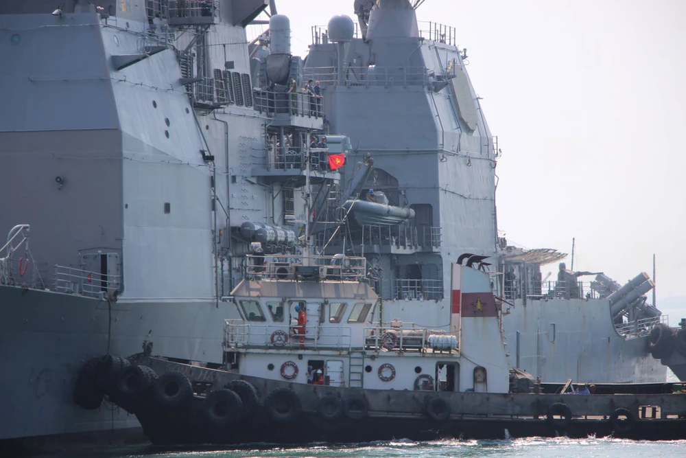 Tàu hộ tống của hải quân Mỹ đang tiến vào cảng Tiên Sa ảnh 4