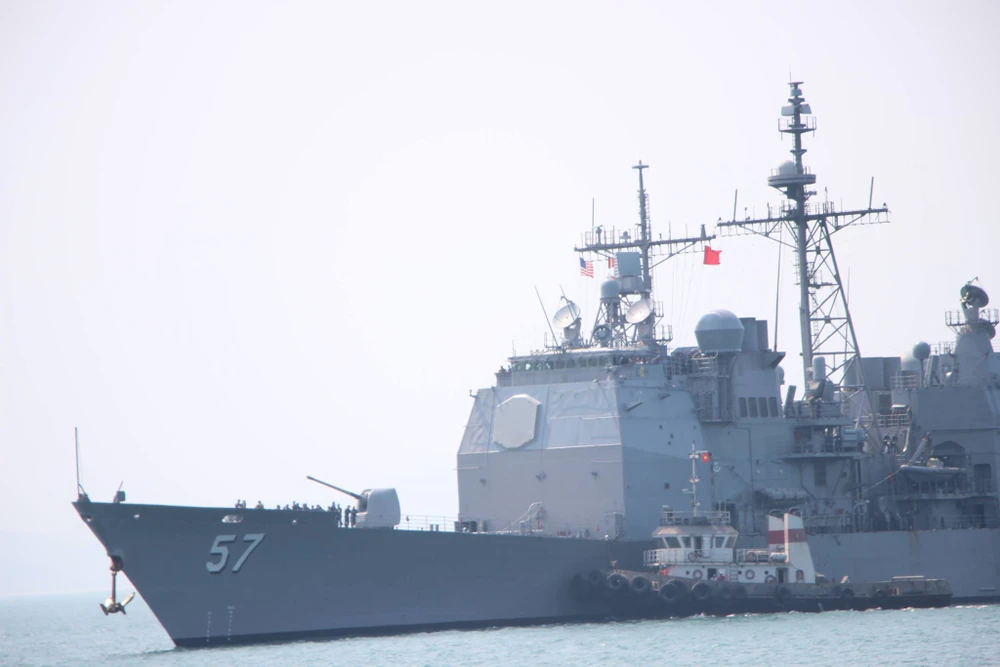 Tàu hộ tống của hải quân Mỹ đang tiến vào cảng Tiên Sa ảnh 5