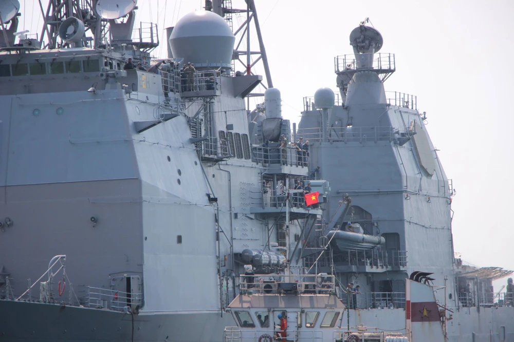 Tàu hộ tống của hải quân Mỹ đang tiến vào cảng Tiên Sa ảnh 6
