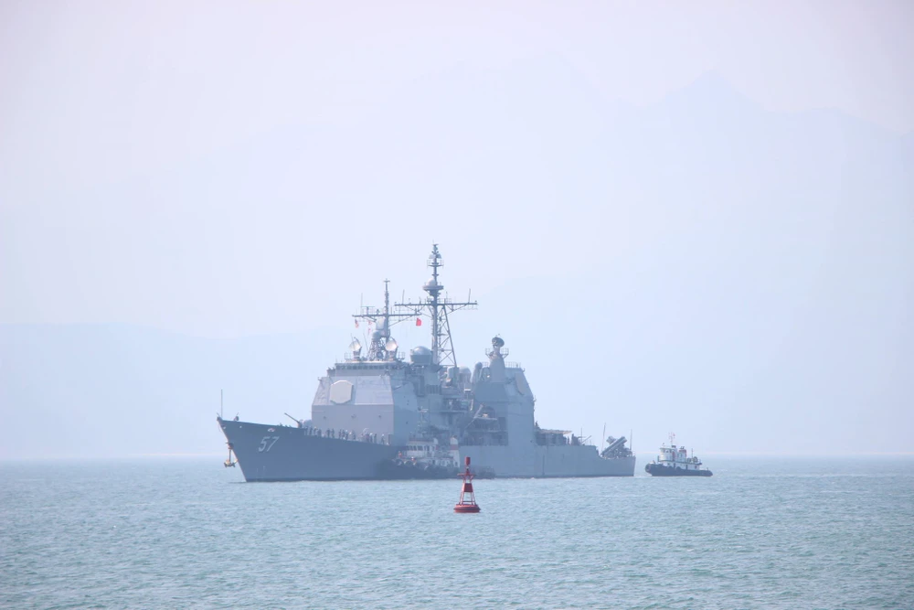 Tàu hộ tống của hải quân Mỹ đang tiến vào cảng Tiên Sa ảnh 7