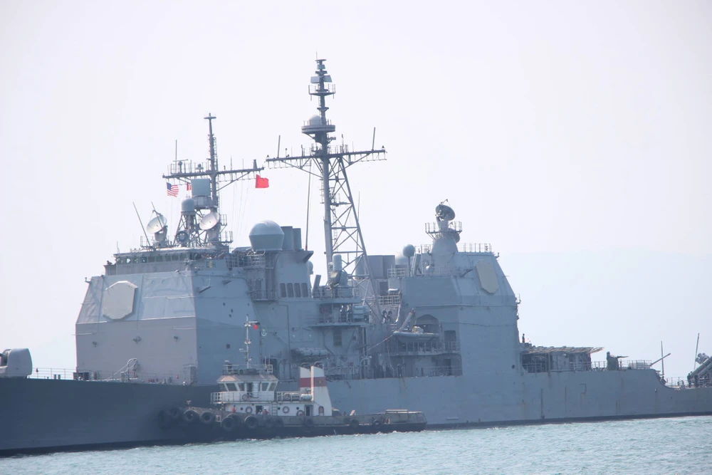 Tàu hộ tống của hải quân Mỹ đang tiến vào cảng Tiên Sa ảnh 10