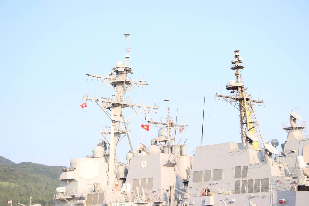 Uy lực 2 chiến hạm hộ tống tàu sân bay Mỹ đến Đà Nẵng ảnh 3