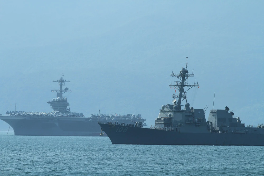 Uy lực 2 chiến hạm hộ tống tàu sân bay Mỹ đến Đà Nẵng ảnh 4