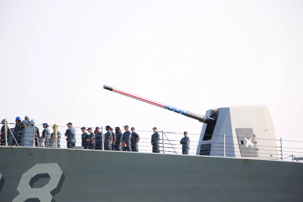 Uy lực 2 chiến hạm hộ tống tàu sân bay Mỹ đến Đà Nẵng ảnh 6