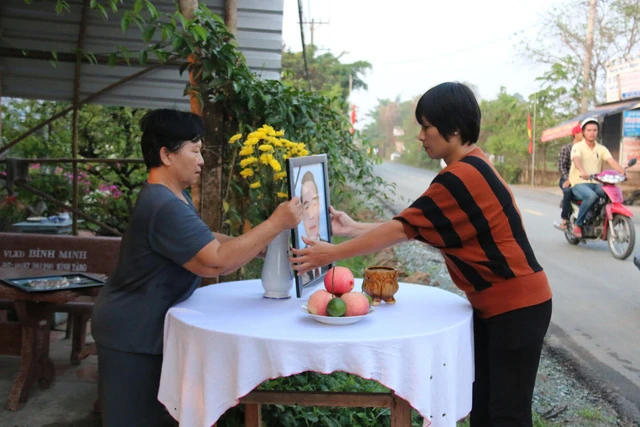 Dân lập bàn thờ đón linh cữu bác Sáu Khải về quê ảnh 7 Dân lập bàn thờ đón linh cữu bác Sáu Khải về quê ảnh 7