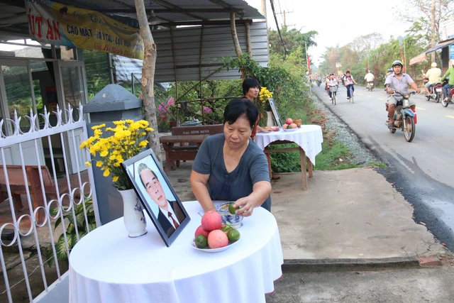 Dân lập bàn thờ đón linh cữu bác Sáu Khải về quê ảnh 1 Dân lập bàn thờ đón linh cữu bác Sáu Khải về quê ảnh 1