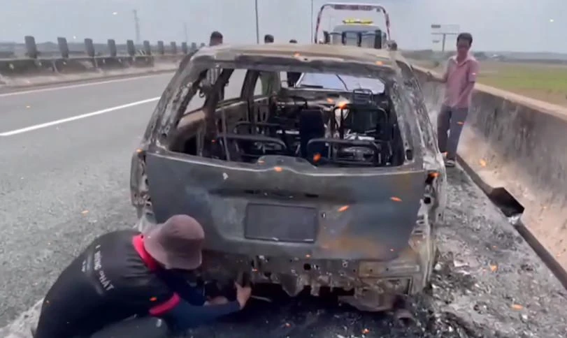 Hiện trường chiếc xe 7 chỗ đã bị thiêu rụi