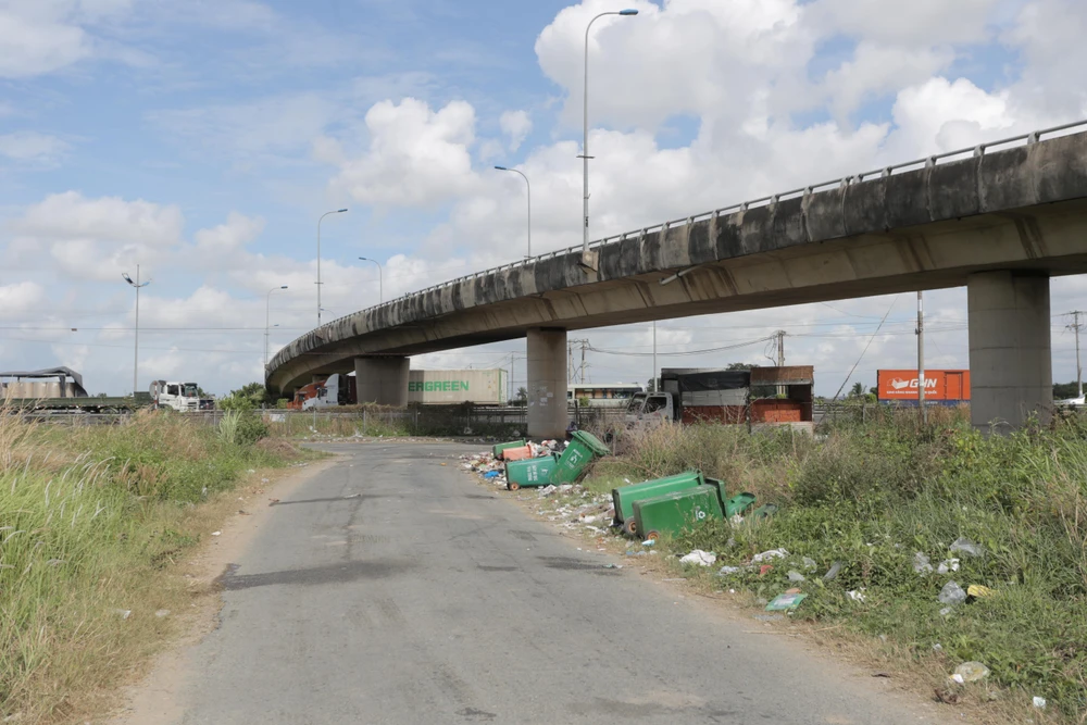 Những thùng rác ngổn ngang dưới chân cầu vượt số 3 gần trạm dừng chân cao tốc Những thùng rác ngổn ngang dưới chân cầu vượt số 3 gần trạm dừng chân cao tốc