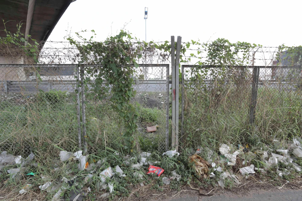 Cảnh nhếch nhác, ô nhiễm môi trường mà người dân cặp đường song hành phải gánh chịu Cảnh nhếch nhác, ô nhiễm môi trường mà người dân cặp đường song hành phải gánh chịu