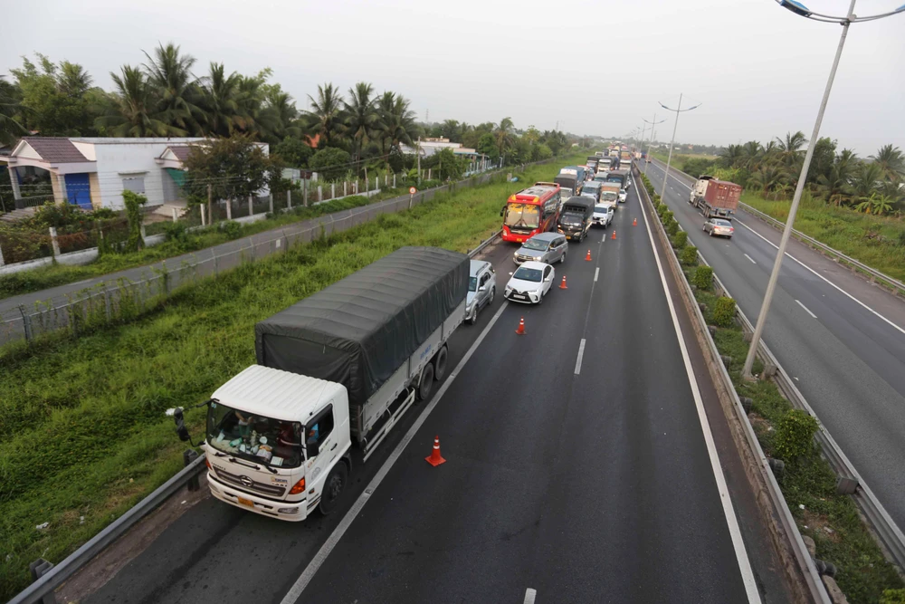 Ùn tắc nghiêm trọng hai hướng lưu thông trên Cao tốc TP.HCM - Trung Lương