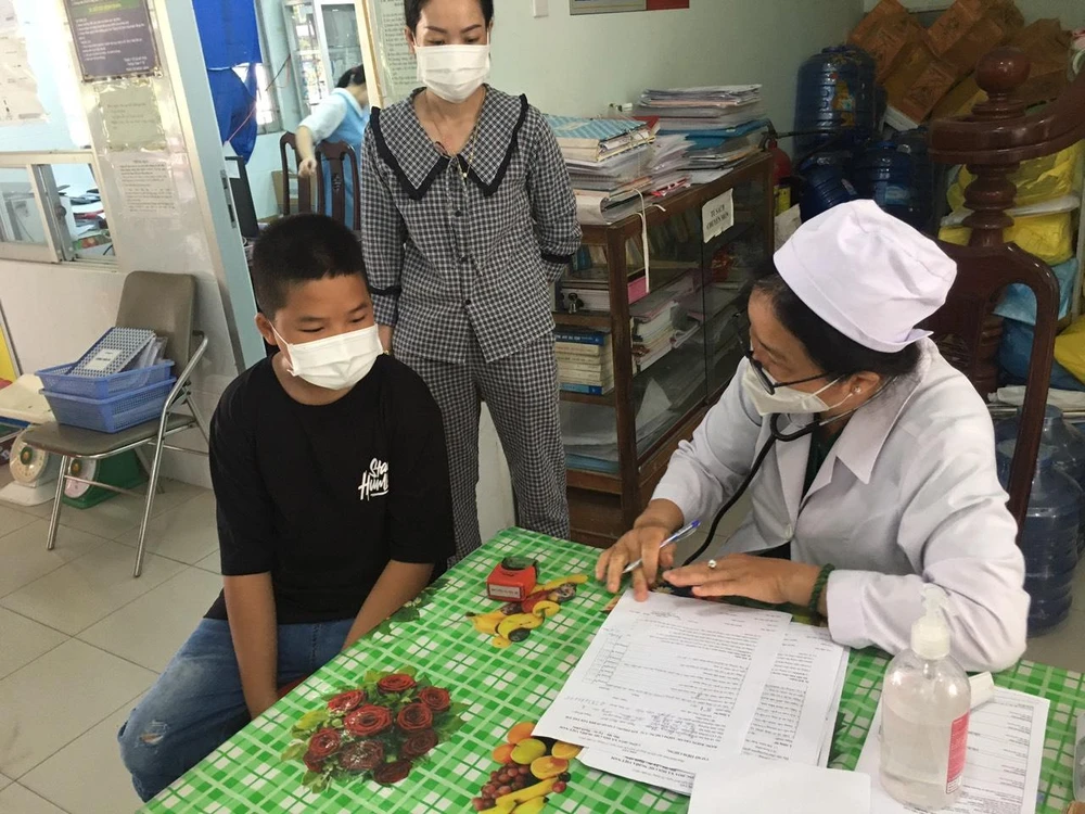 Phụ huynh học sinh an tâm khi đưa trẻ đến tiêm ngừa vaccine phòng Covid-19