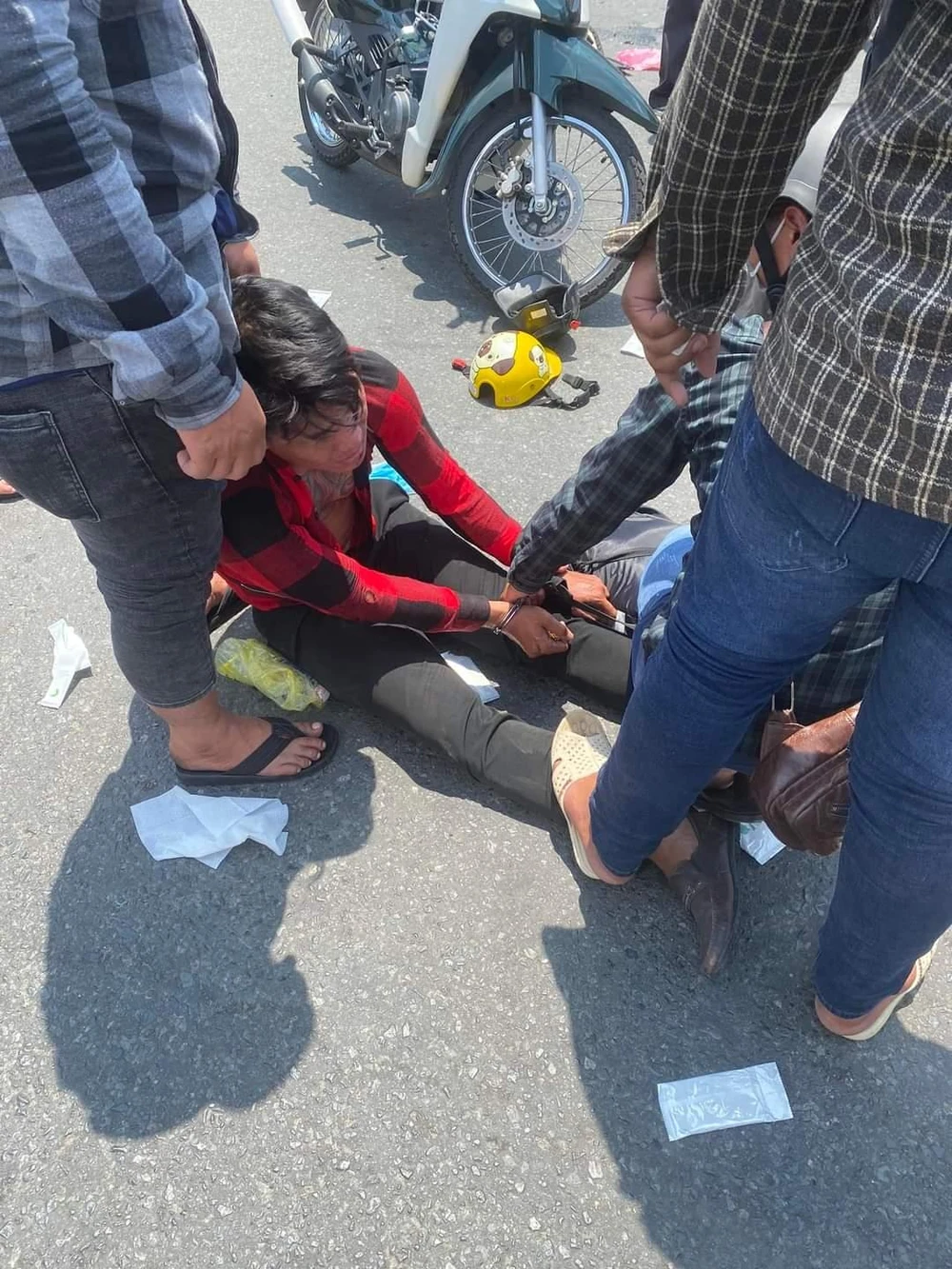 Thanh niên dùng bình hơi cai xịt, chống trả đã bị vây bắt