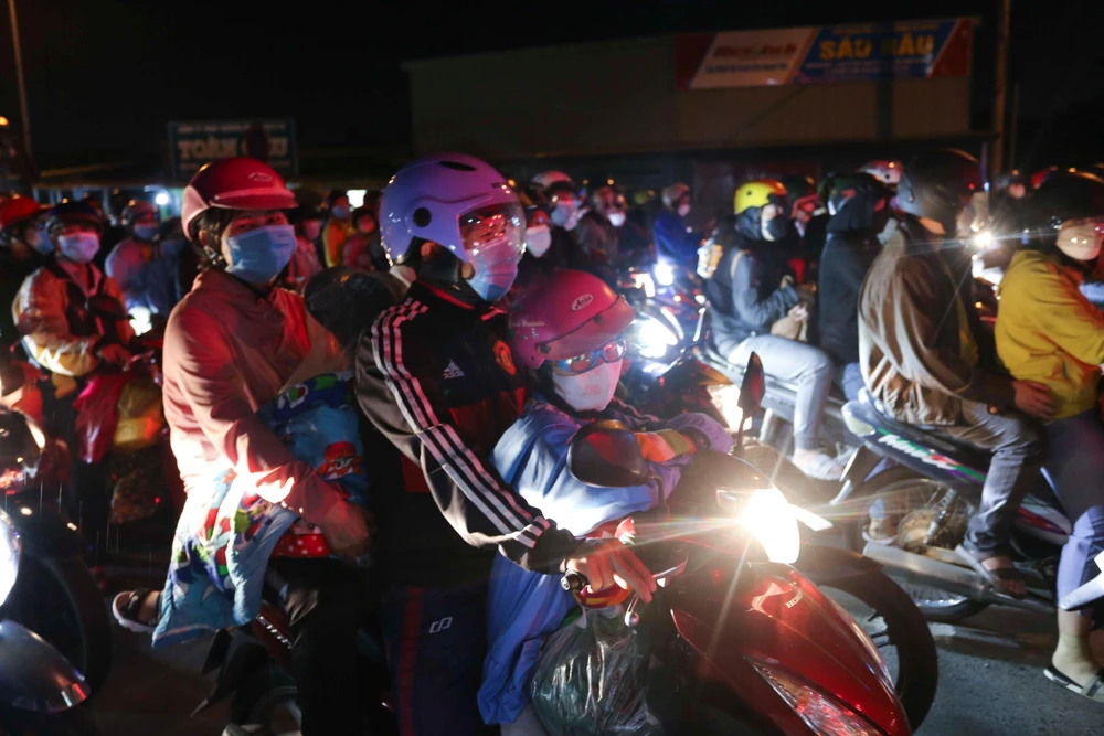 20 giờ tối, các xe vẫn chen lấn từng đoạn để qua địa phận Long An về miền Tây.