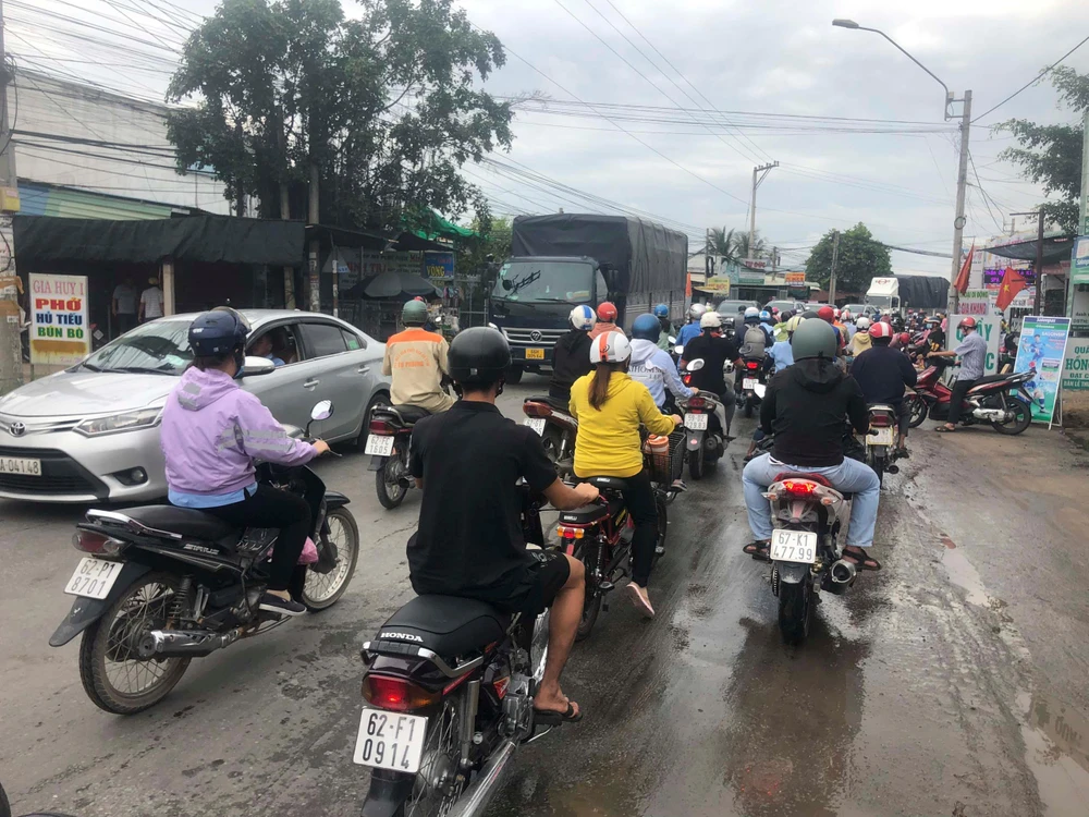 16 giờ tình trạng các xe đã chen lấn để di chuyển trên tuyến quốc lộ 62.