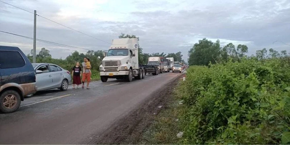 Quốc lộ 62 vẫn còn xếp hàng dài nối đuôi nhau rạng sáng 30-4.