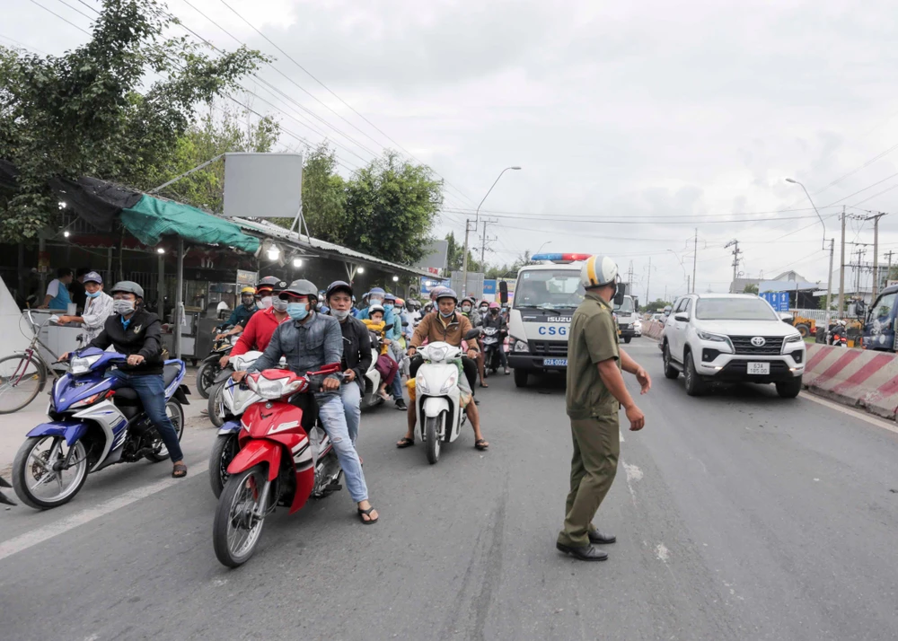 Lực lượng dân phòng hỗ trợ điều tiết giao thông qua khu vực tai nạn. Lực lượng dân phòng hỗ trợ điều tiết giao thông qua khu vực tai nạn.