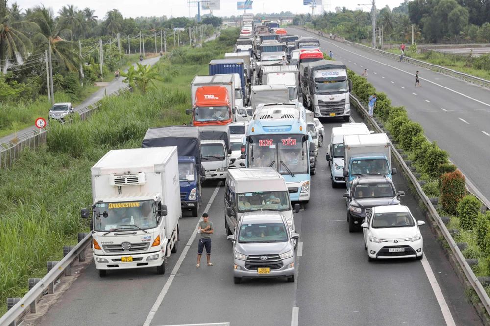 Xe bị ùn ứ cục bố trên cao tốc TP.HCM - Trung Lương. Ảnh: HUỲNH DU