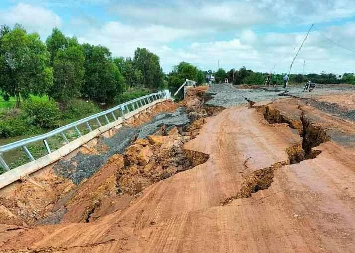 Đường dẫn phía mố cầu Bắc Chiên, xã Tuyên Bình, huyện Vĩnh Hưng sạt lở nghiêm trọng