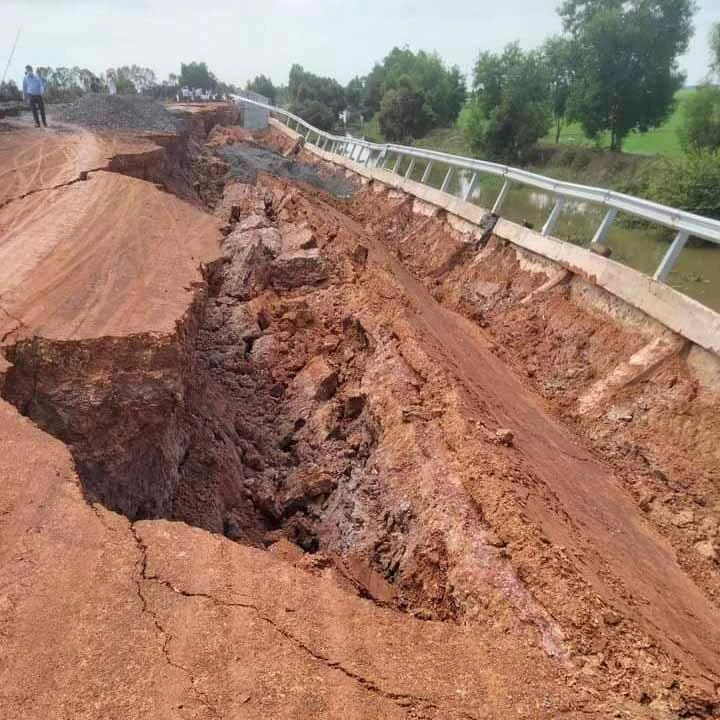 Có đoạn sạt lở hơn 1/3 mặt đường kéo xuống mép kênh