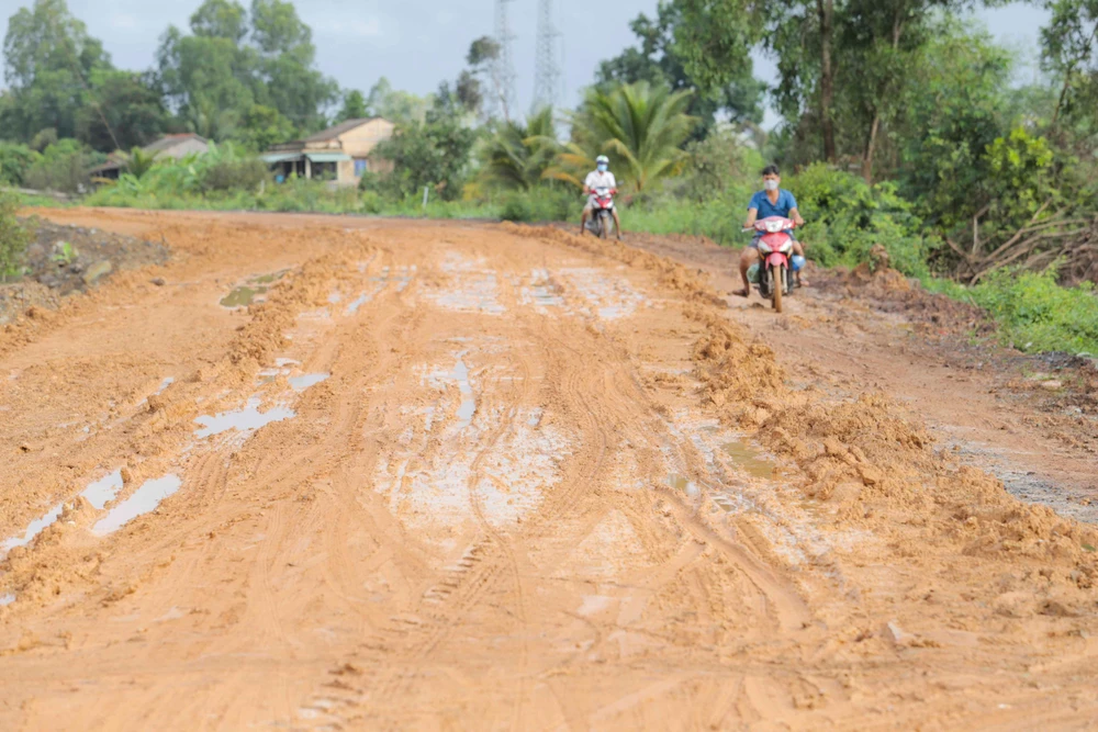 Người dân di chuyển cặp theo sát lề đường để hạn chế té ngã