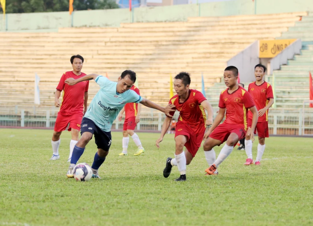 Đội bóng của Tài Em ( áo xanh) thất bại trong trận chung kết, chấp nhận nhận huy chương bạc