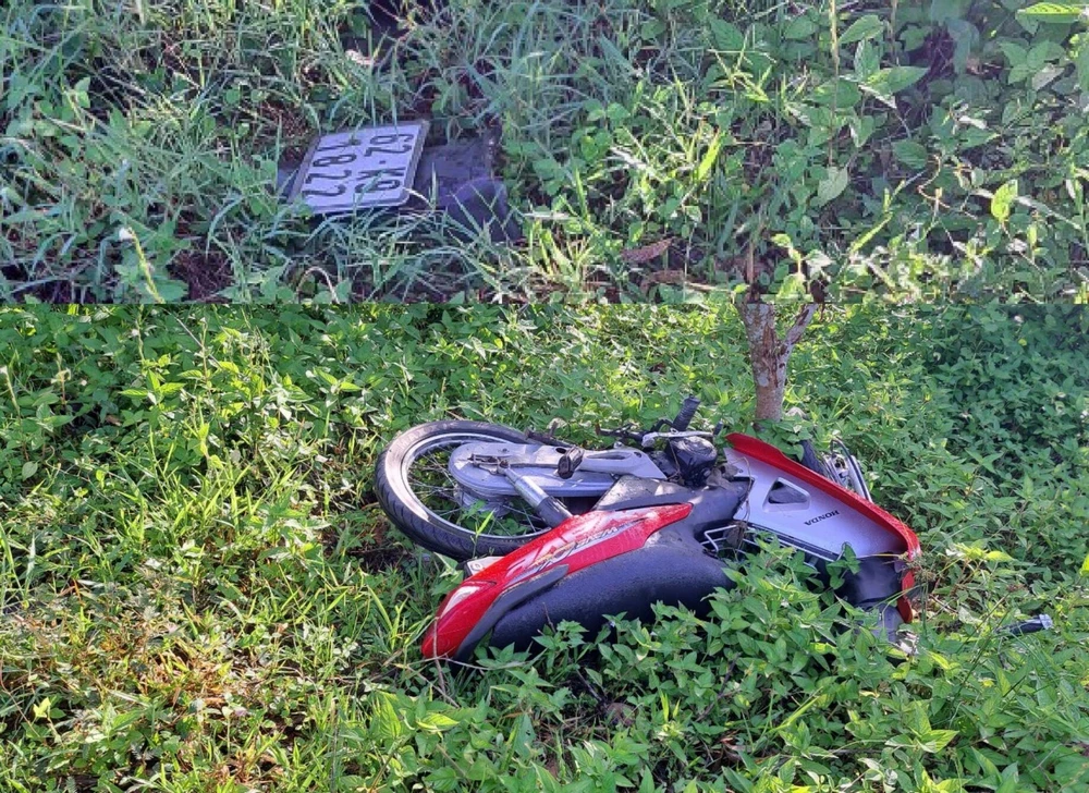 Chiếc xe máy gần thi thể nạn nhân.