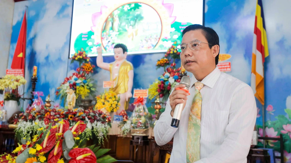 Phó Chủ tịch UBND tỉnh Phạm Tấn Hòa phát biểu tại ngày lễ Phật đản.