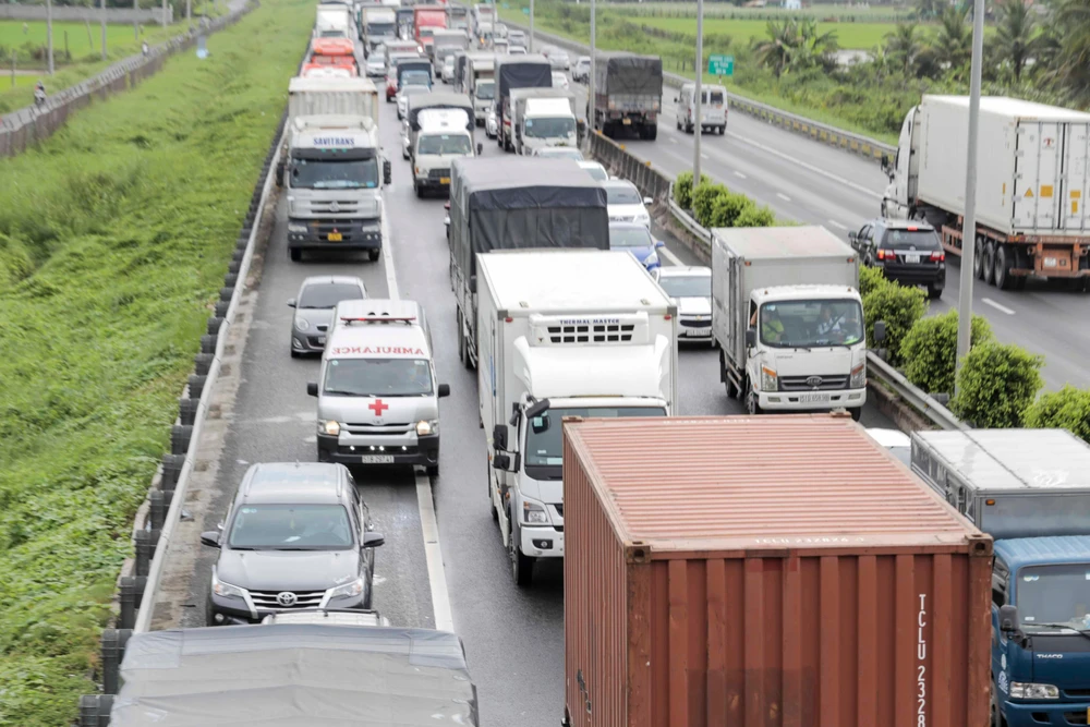 Xe cứu thương len lỏi, bóp còi di chuyển từng mét để đưa người đi cấp cứu.