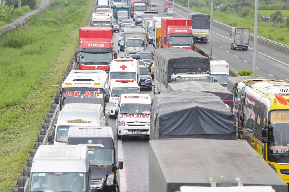 Các xe cấp cứu "bất lực" vì không một lối thoát.