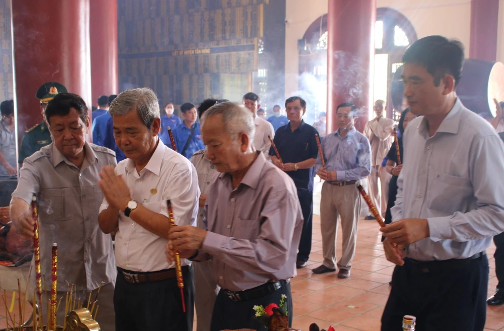 Các đại biểu dâng hương Chủ tịch Hồ Chí Minh