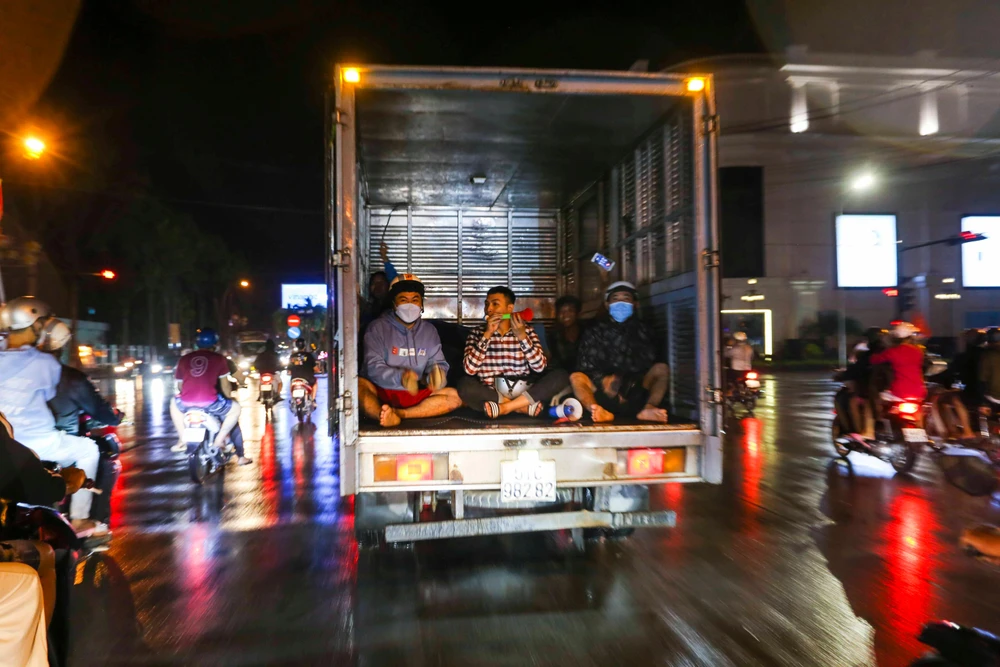 Xe tải cũng được tận dụng chở người đi cổ vũ ăn mừng trên đường phố Tân An