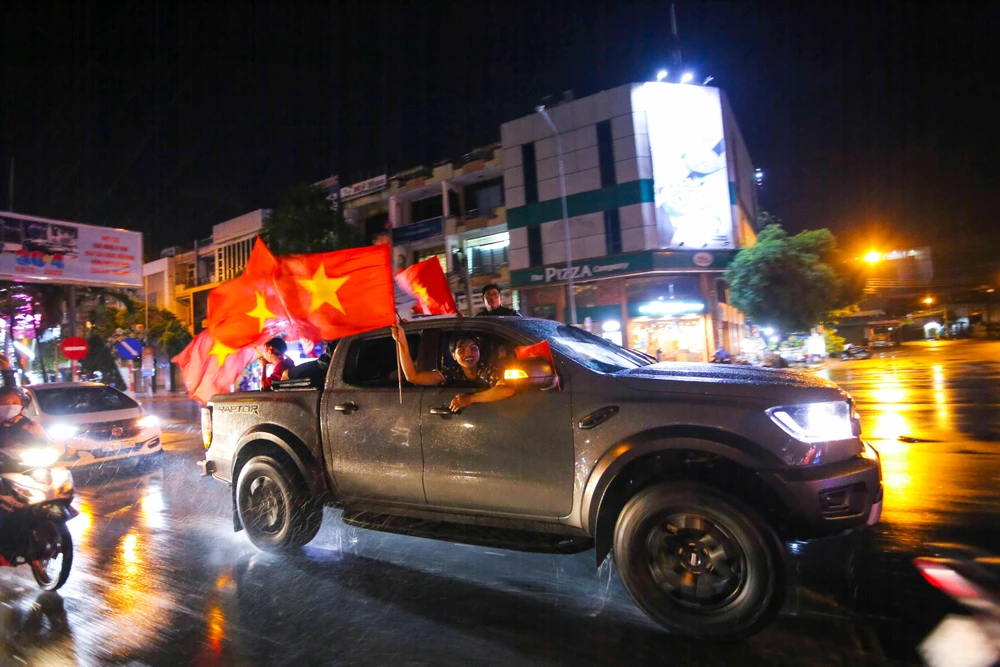 Cờ đỏ sao vàng được tung bay ở mọi nẻo đường TP. Tân An trong ngày vui chiến thắng