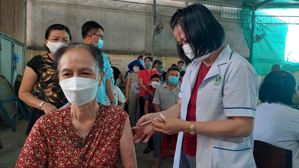 Người dân trong tỉnh Long An đi tiêm ngừa Covid-19 liều nhắc lại lần 2 ( mũi 4)