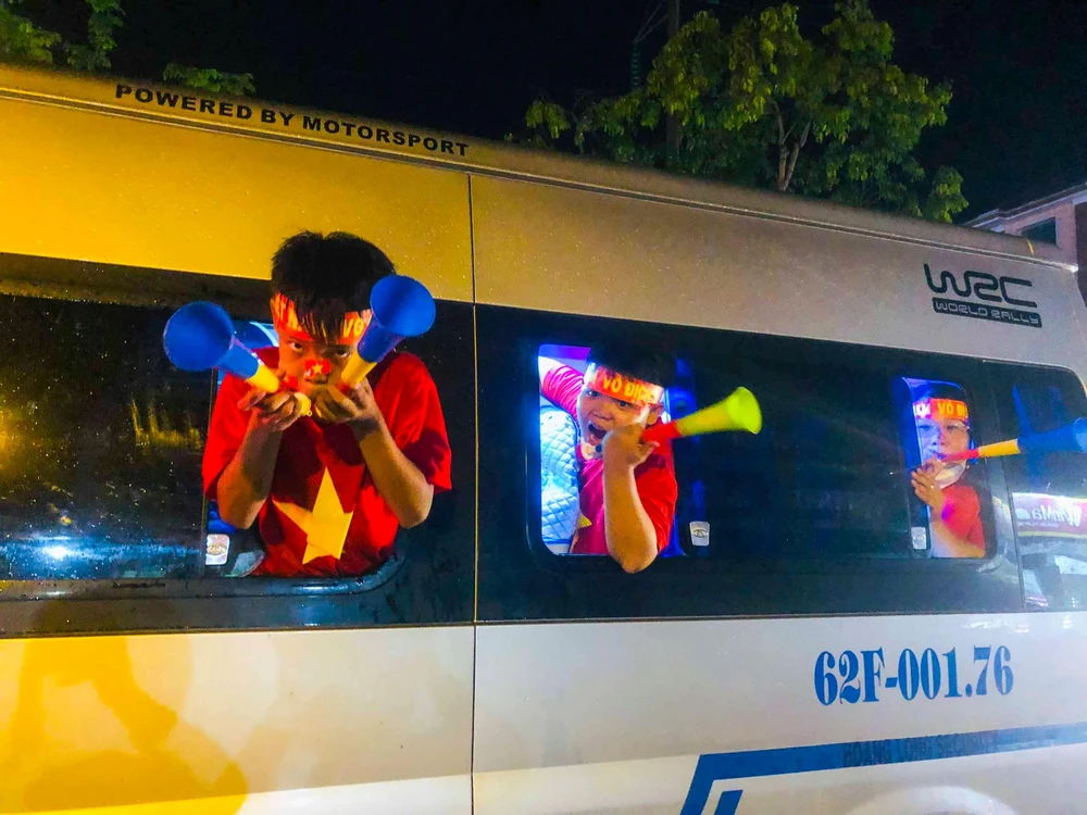 CĐV nhí vui mừng ra đường cổ vũ chiến thắng