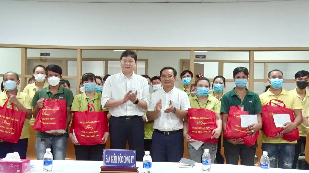 Bí thư Tỉnh ủy Long An tặng quà cho công nhân lao động.