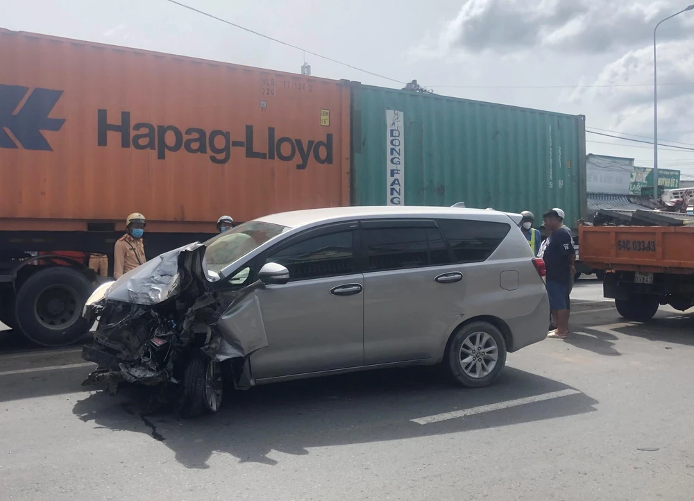 Lực lượng CSGT công an huyện Bến Lức đã có mặt tại hiện trường để điều tra vụ việc