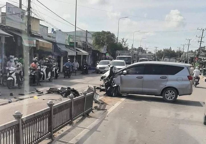 Xe ô tô 7 chỗ tông vào dải phân cách tỉnh lộ 830 lấn sang trái đường