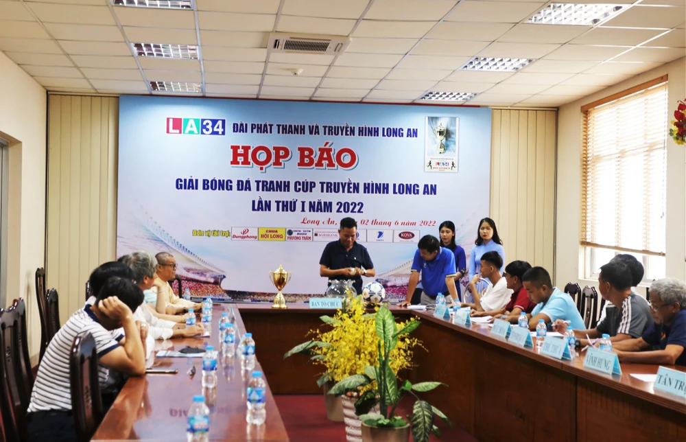 Đại diện các đội bóng bốc thăm chia bảng