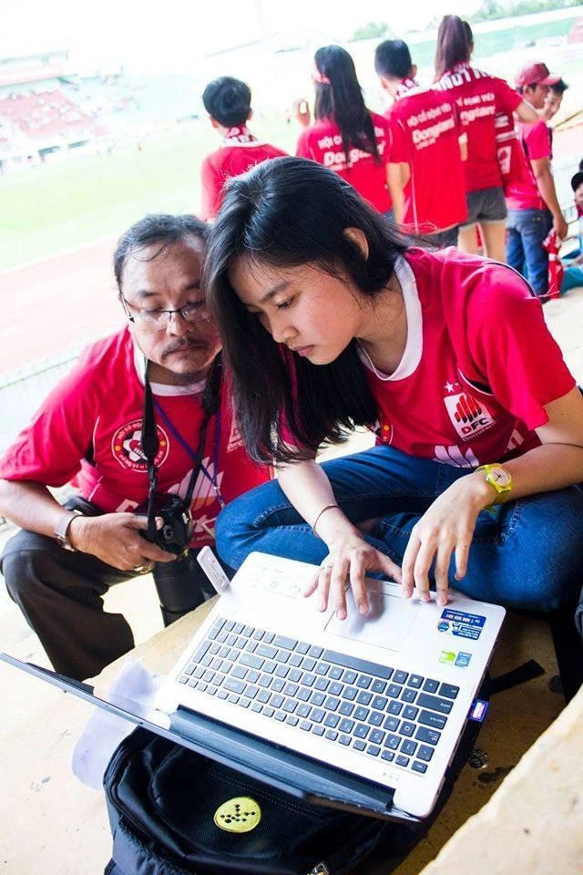 Anh Trần Anh Tuấn cùng con gái tác nghiệp gửi ảnh cộng tác nhanh ngay tại sân vận động