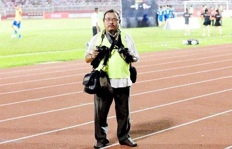 Anh Trần Anh Tuấn luôn theo đội bóng Long An đi khắp các sân cỏ tác nghiệp