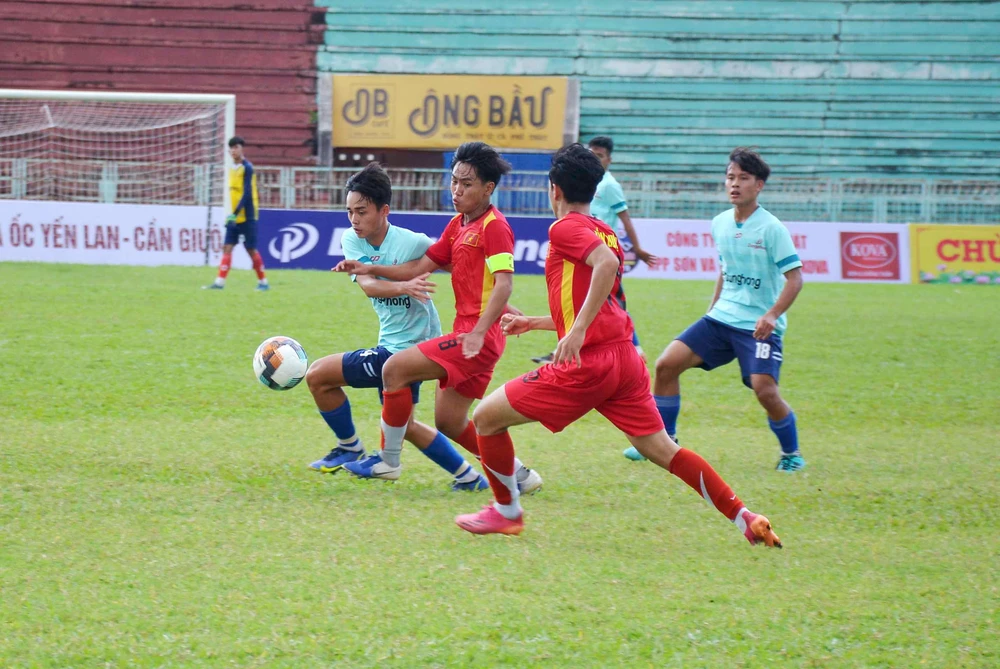 Trận đấu giữa TP. Tân An và Cần Giuộc trong ngày khai mạc diễn ra hấp dẫn