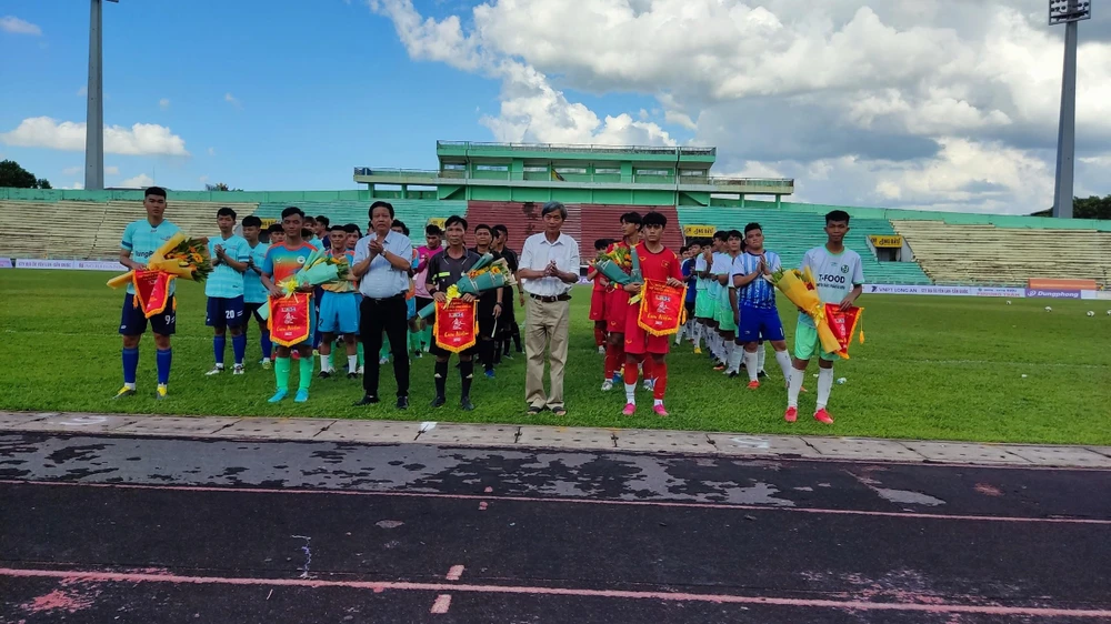 Ban Tổ chức tặng hoa, cờ lưu niệm cho 8 đội bóng tham dự giải