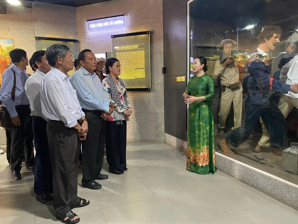 Các đại biểu xem triển lãm các chứng tích tại chùa Tôn Thạnh, huyện Cần Giuộc