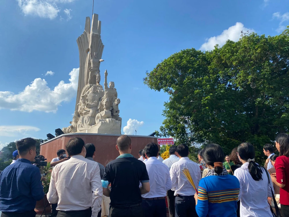 Các đại biểu đã dâng hương tại Lăng Nguyễn Đình Chiểu tỉnh Bến Tre.