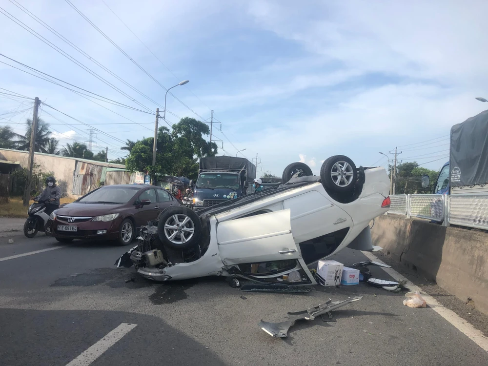 Chiếc ô tô 63A - 012.56 bị lật ngửa 4 bánh.