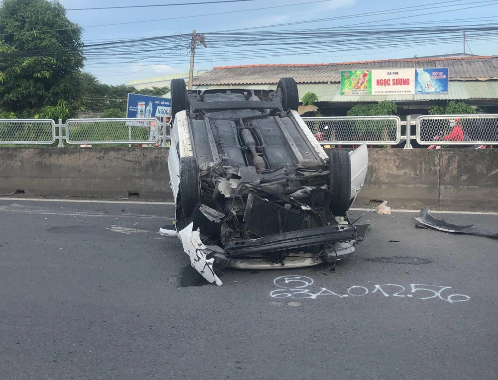 Hiện trường cho thấy chiếc ô tô đã bị hư hỏng nặng.